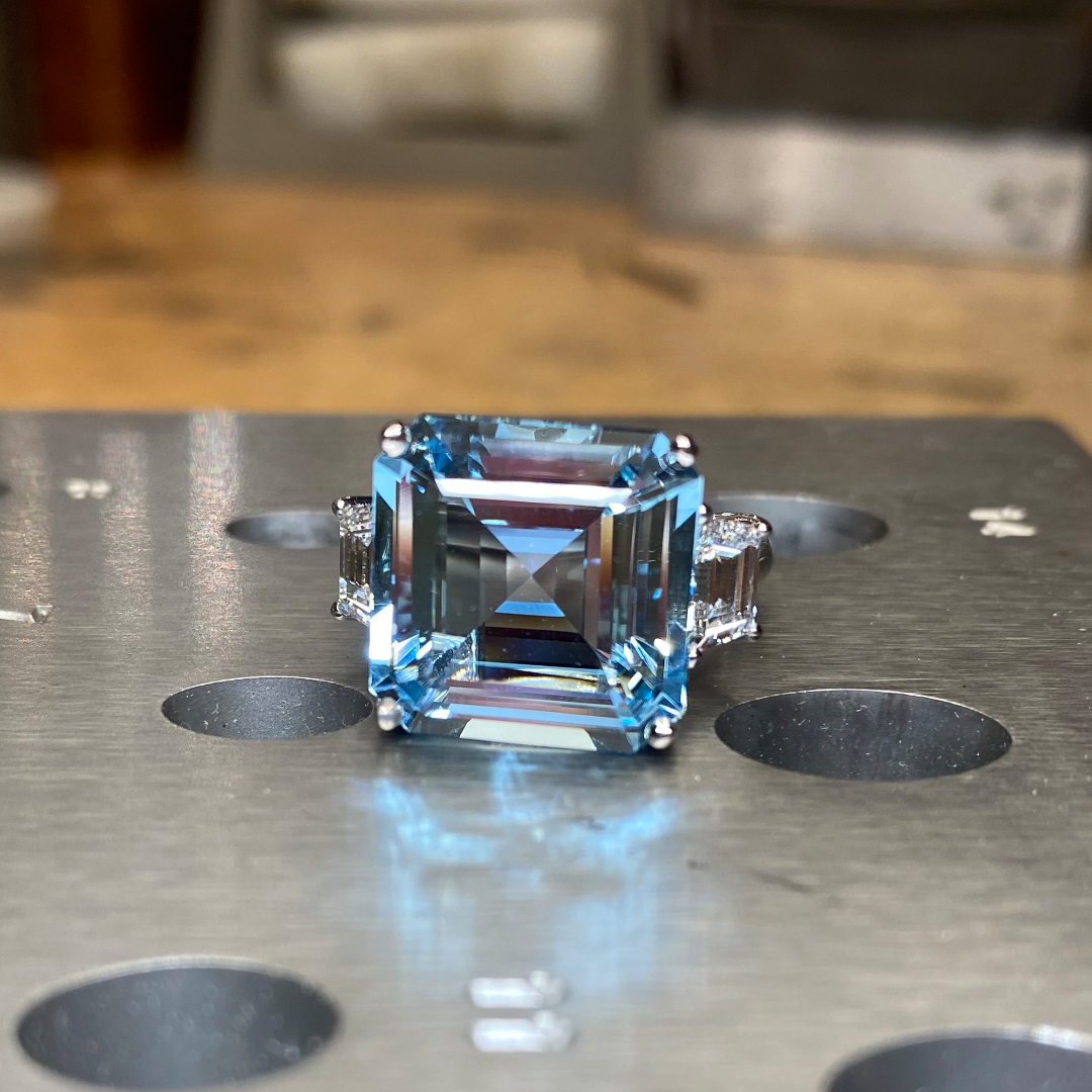 10carat Aquamarine & Diamonds Gold Ring