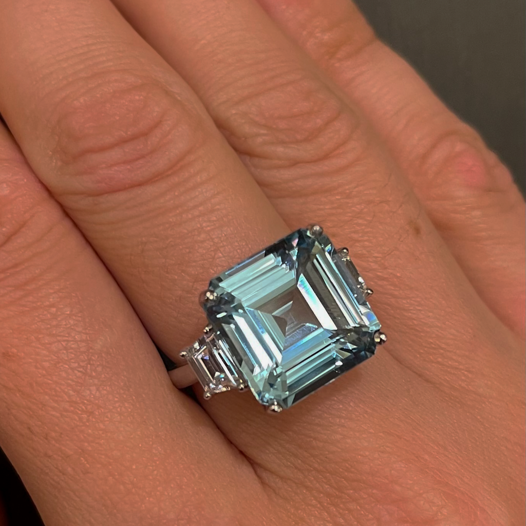 10carat Aquamarine & Diamonds Gold Ring
