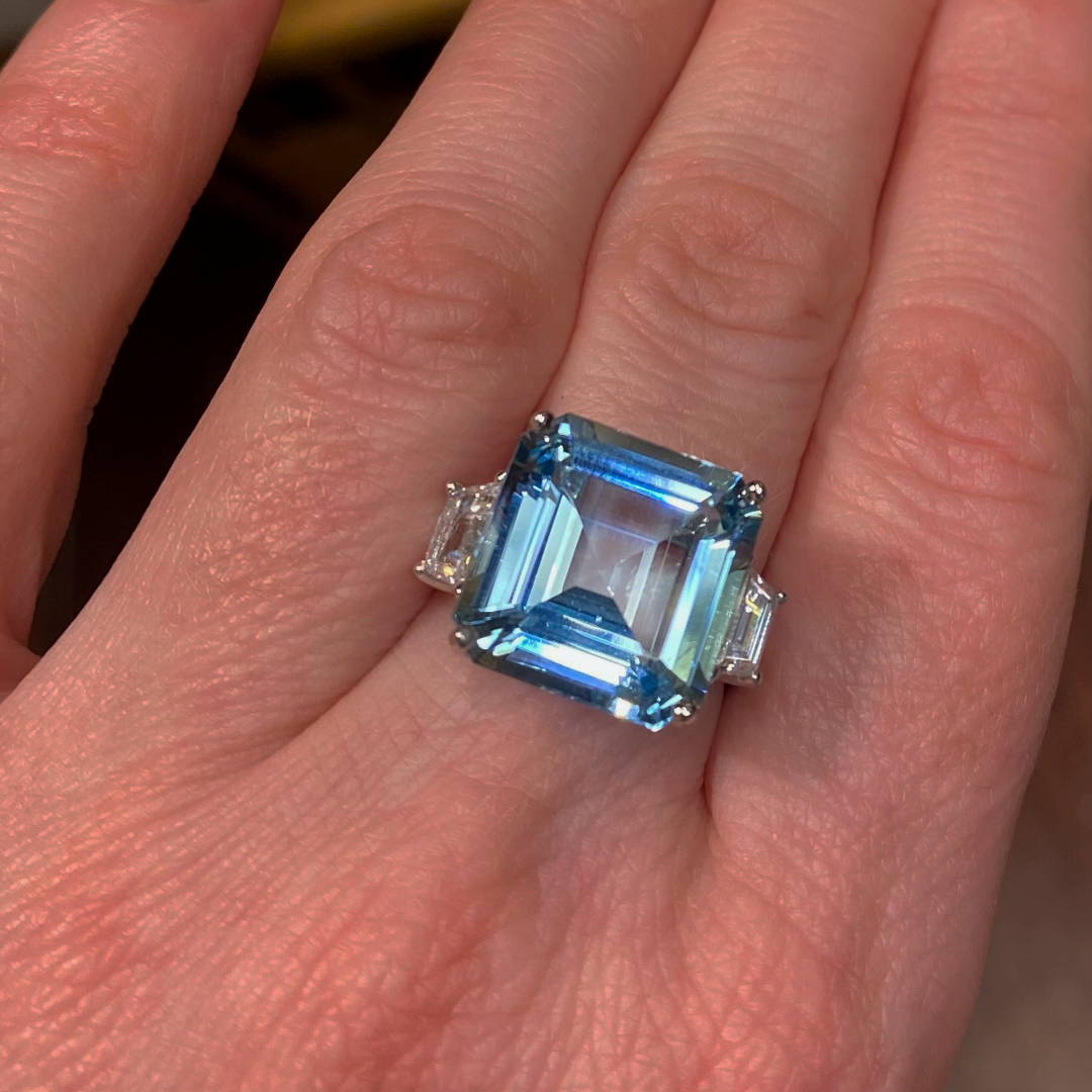10carat Aquamarine & Diamonds Gold Ring